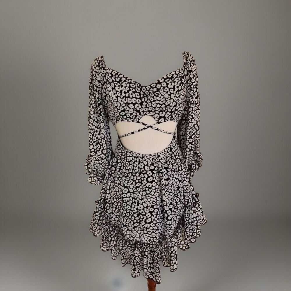 HYFVE‎ Blk/Wht Floral Prt. Sweetheart Neck, 3/4 Slv, Frt. Cutout Mini, NWT, L